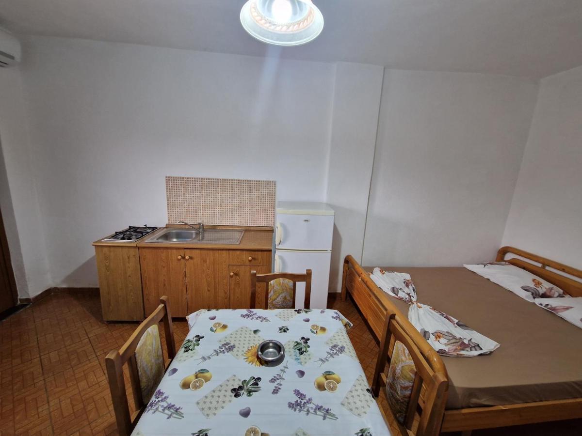 Guest House "Pisha" Durres Exterior photo