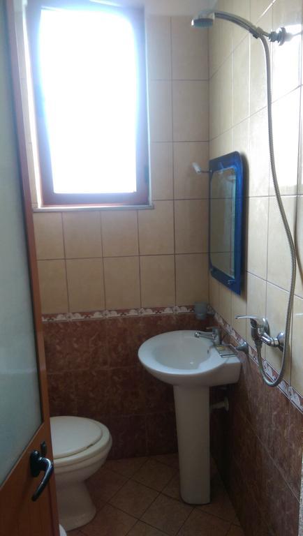 Guest House "Pisha" Durres Exterior photo