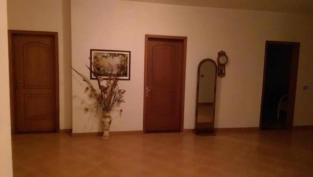 Guest House "Pisha" Durres Exterior photo